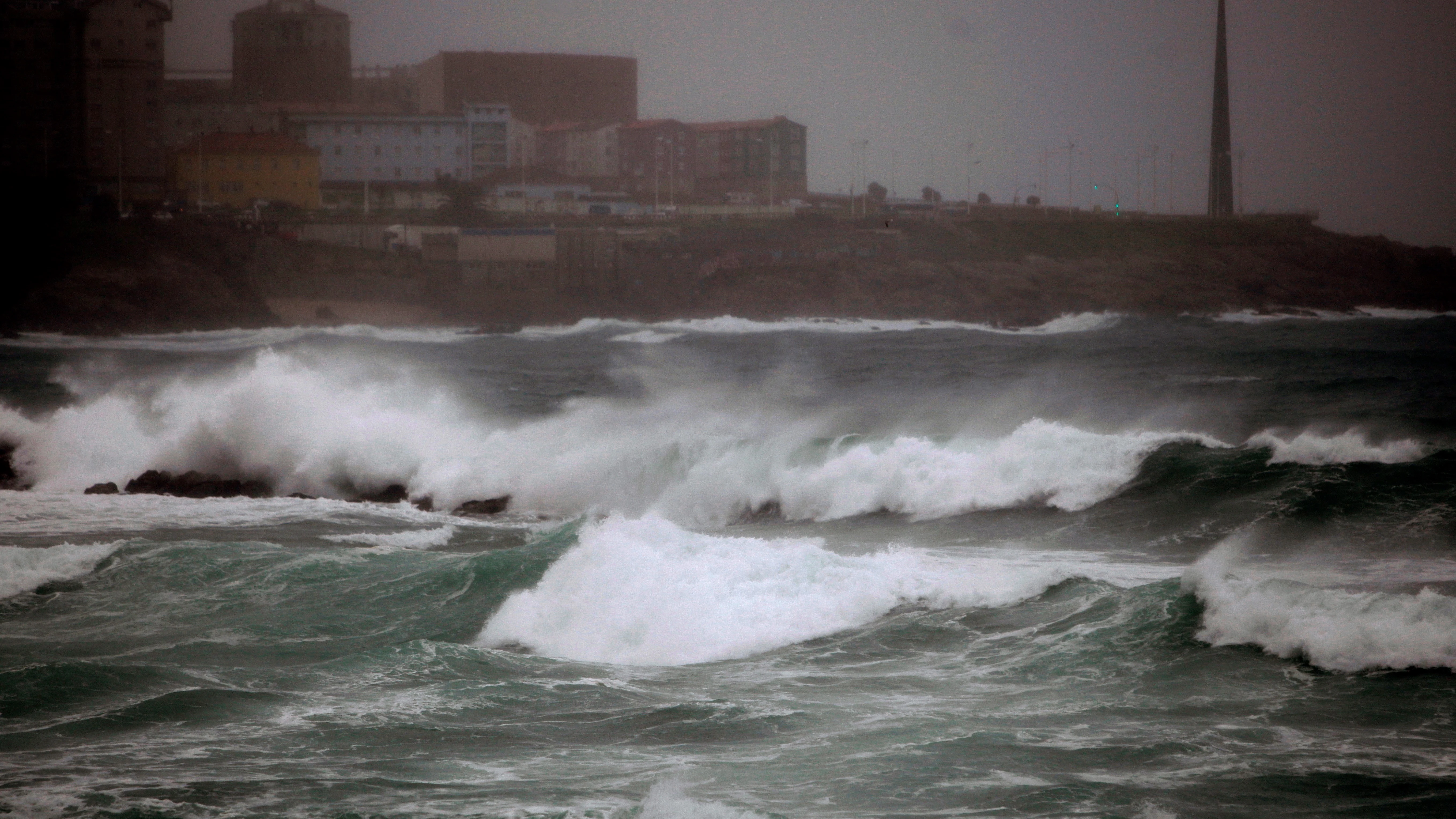 La playa de Riazor, en Galicia, con fuerte oleaje.