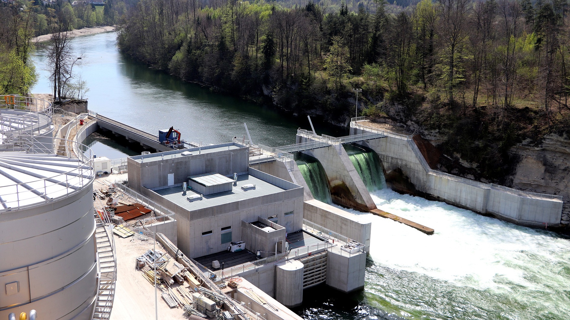 La acumulación de energía en las baterías de los vehículos eléctricos favorecería el trabajo más gradual de las plantas hidroeléctricas y disminuiría, de este modo, el estrés fluvial.