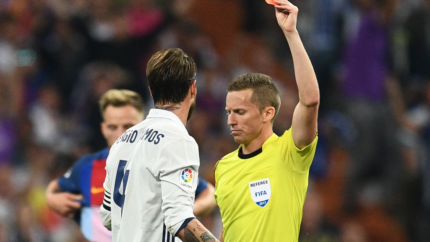 Hernández Hernández expulsa a Sergio Ramos en un Clásico Hernández Hernández expulsa a Sergio Ramos en un Clásico