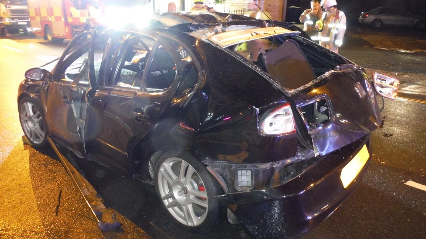 El coche ha quedado gravemente dañado tras la explosión El coche ha quedado gravemente dañado tras la explosión