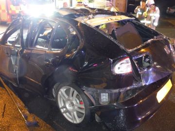 El coche ha quedado gravemente dañado tras la explosión El coche ha quedado gravemente dañado tras la explosión