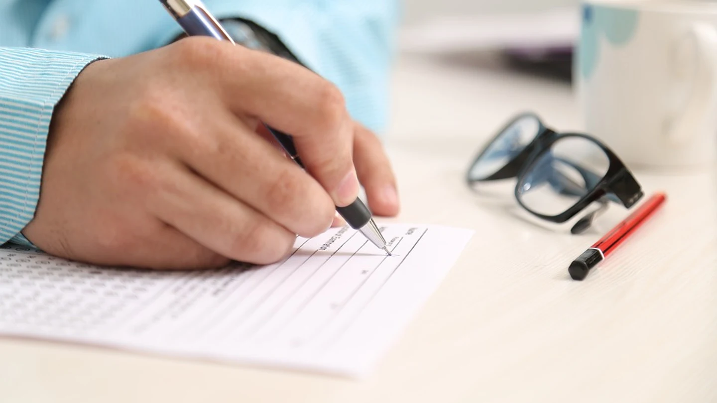 Imagen de archivo de una persona escribiendo Imagen de archivo de una persona escribiendo