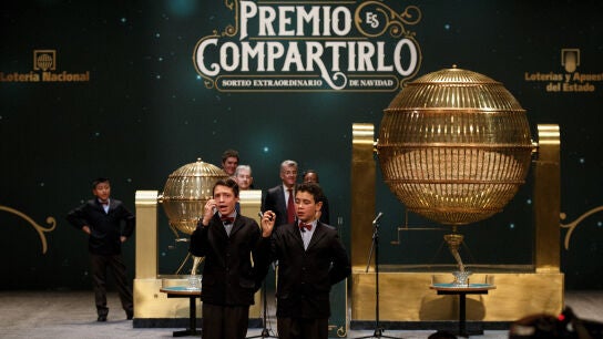 Una imagen de un sorteo de la Loter&iacute;a de Navidad en el Teatro Real de Madrid