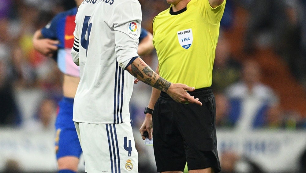 Hernández Hernández expulsa a Sergio Ramos