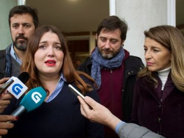 La exdiputada Ángela Rodríguez, arropada por Antón Gómez Reino, Yolanda Díaz, y Rafa Mayoral. La exdiputada Ángela Rodríguez, arropada por Antón Gómez Reino, Yolanda Díaz, y Rafa Mayoral.