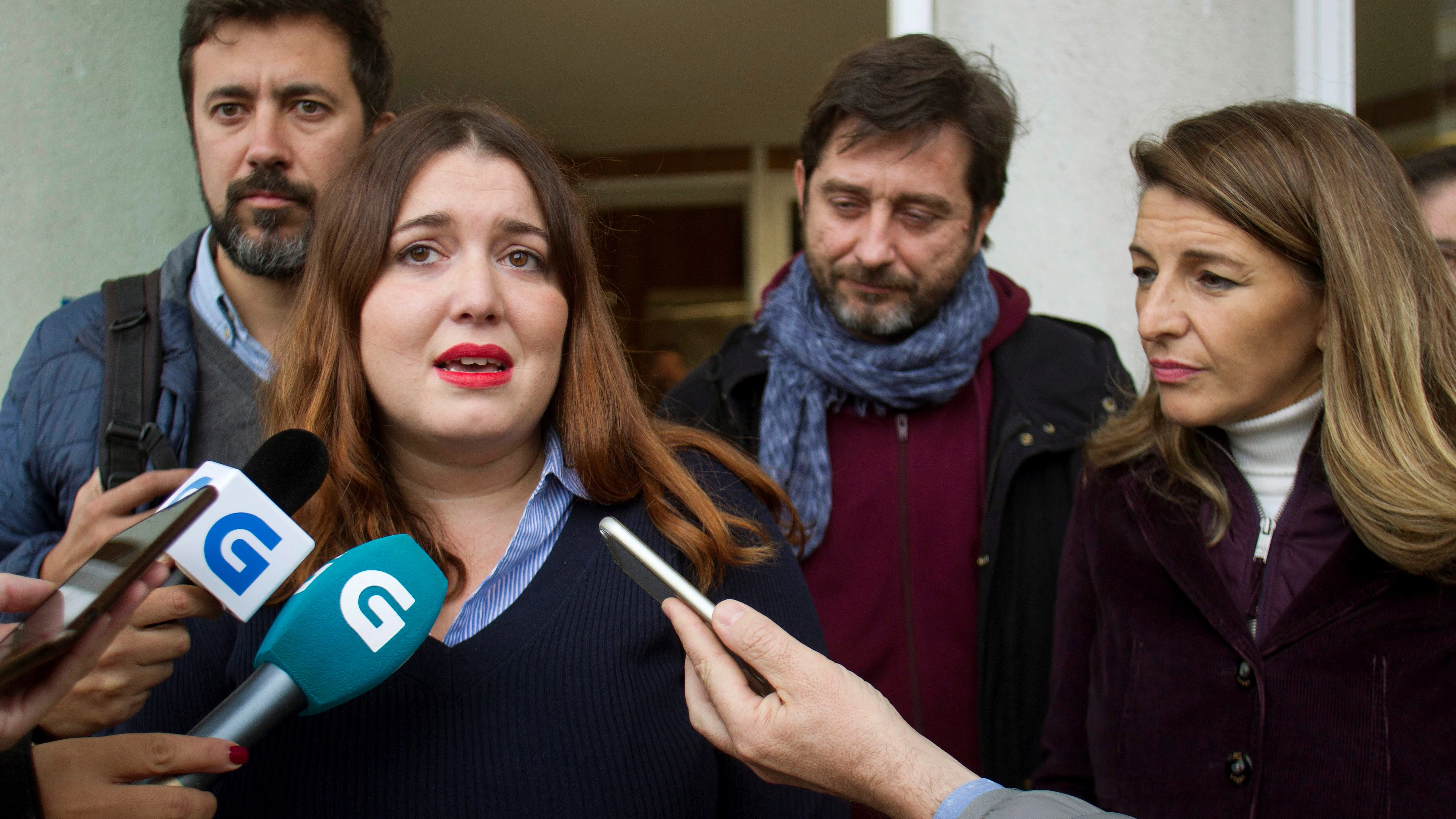 La exdiputada Ángela Rodríguez, arropada por Antón Gómez Reino, Yolanda Díaz, y Rafa Mayoral.