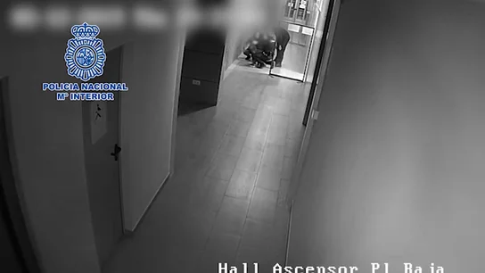 El momento en el que un policía salva la vida a un niño que se estaba ahogando con un trozo de comida El momento en el que un policía salva la vida a un niño que se estaba ahogando con un trozo de comida