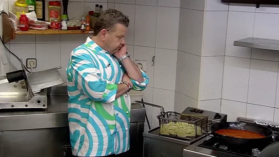 Chicote no da crédito al ver el aceite en el que fríen las patatas en 'El Rincón de Montse': "Parece que las habéis metido en sangre de orco" Chicote no da crédito al ver el aceite en el que fríen las patatas en 'El Rincón de Montse': "Parece que las habéis metido en sangre de orco"