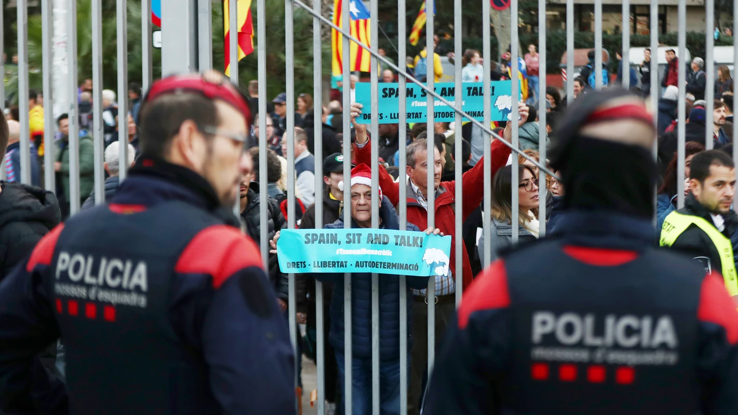 Manifestantes despliegan banderas en los aledaños del Camp Nou Manifestantes despliegan banderas en los aledaños del Camp Nou