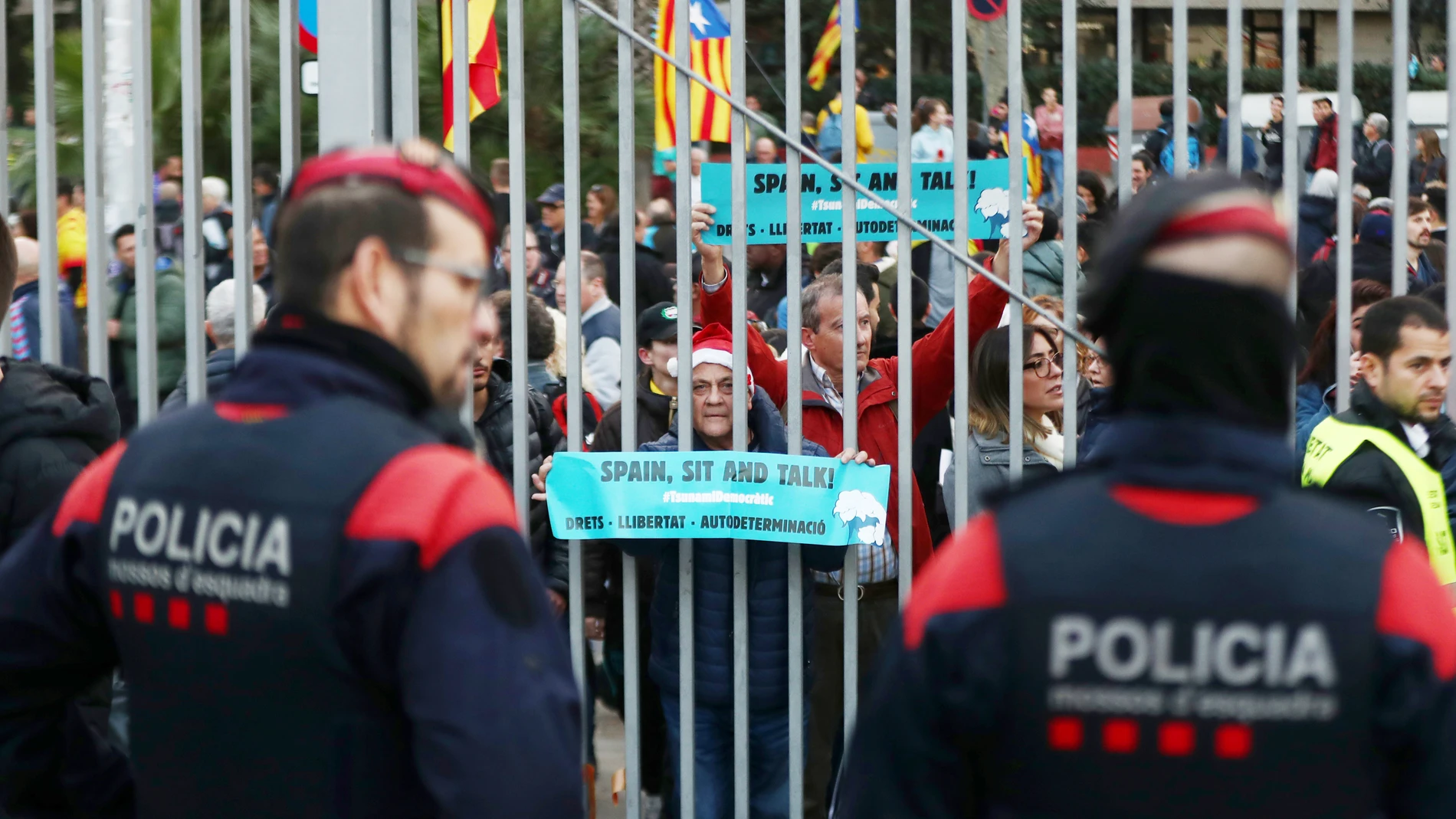 Manifestantes despliegan banderas en los aledaños del Camp Nou