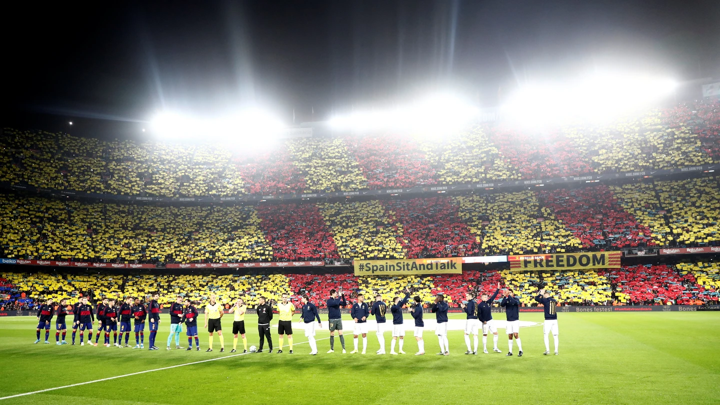 Mosaico inicial en el Camp Nou con pancartas independentistas Mosaico inicial en el Camp Nou con pancartas independentistas