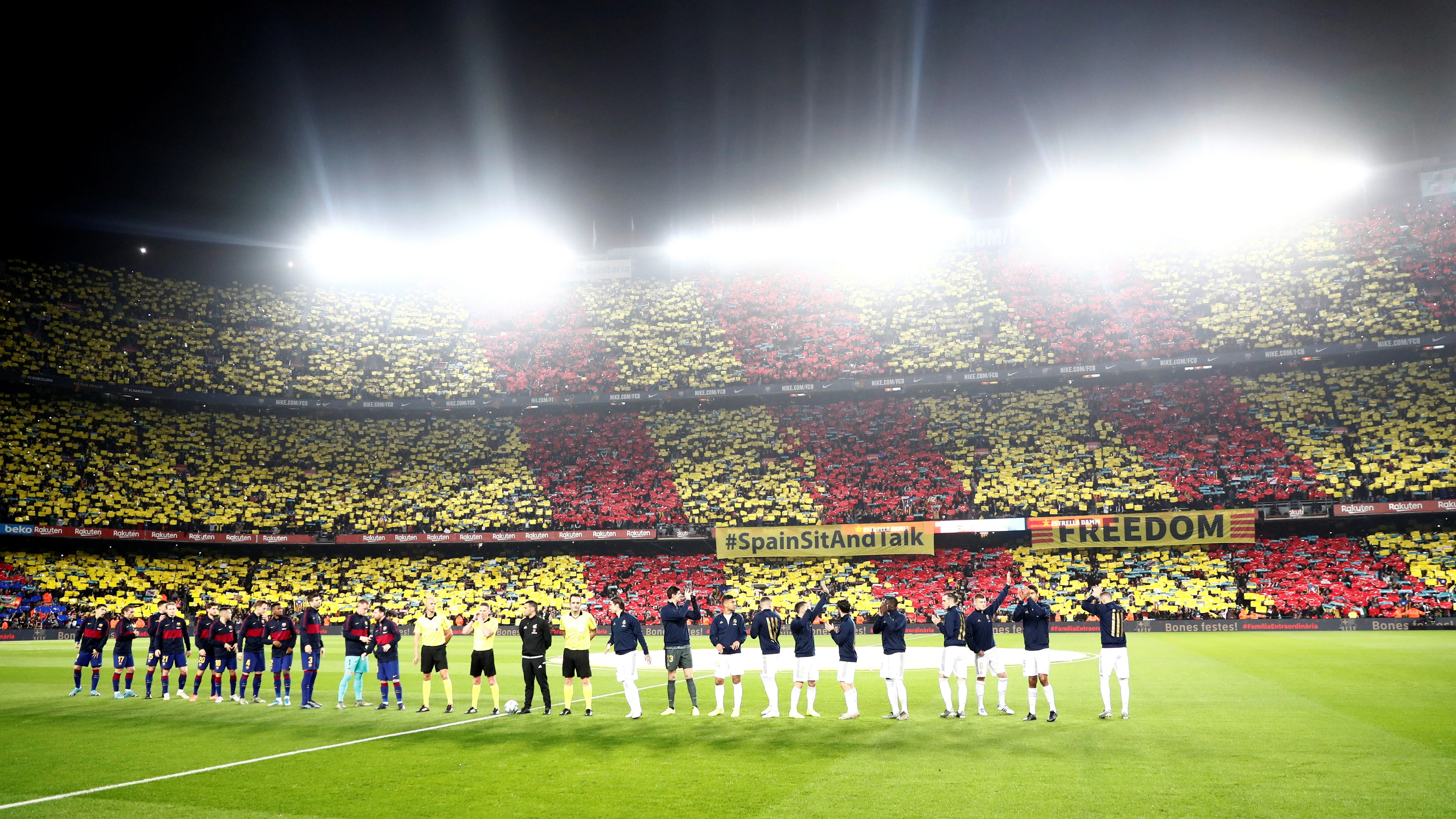 Mosaico inicial en el Camp Nou con pancartas independentistas