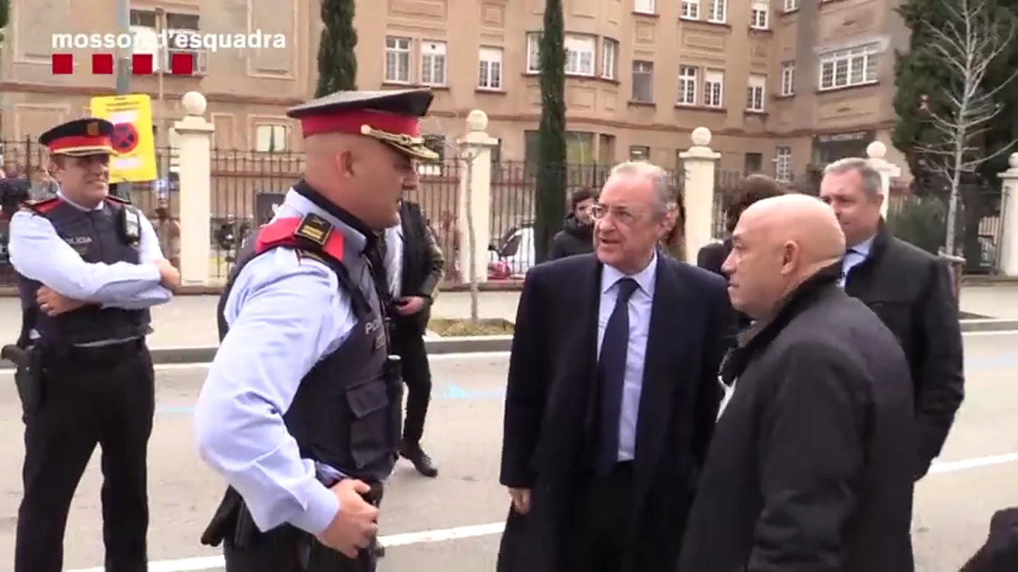 La conversación de Florentino Pérez con varios Mossos d'Esquadra antes del Clásico La conversación de Florentino Pérez con varios Mossos d'Esquadra antes del Clásico