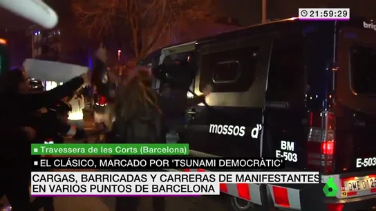 Un grupo de manifestantes asalta un furgón de los Mossos y agrede a un agente Un grupo de manifestantes asalta un furgón de los Mossos y agrede a un agente