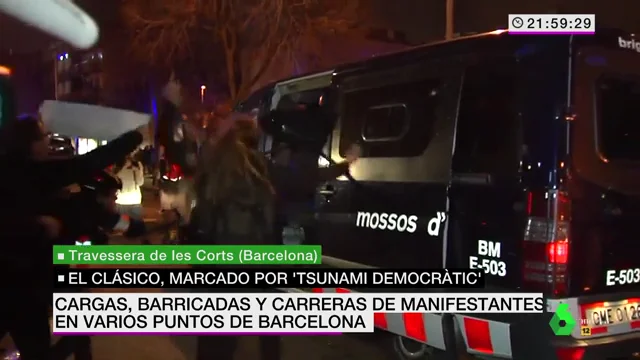 Un grupo de manifestantes asalta un furgón de los Mossos y agrede a un agente