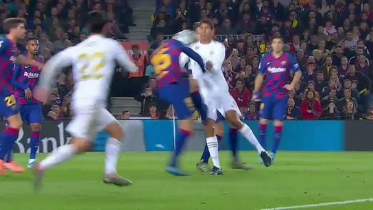 Posible penalti de Lenglet a Varane Posible penalti de Lenglet a Varane