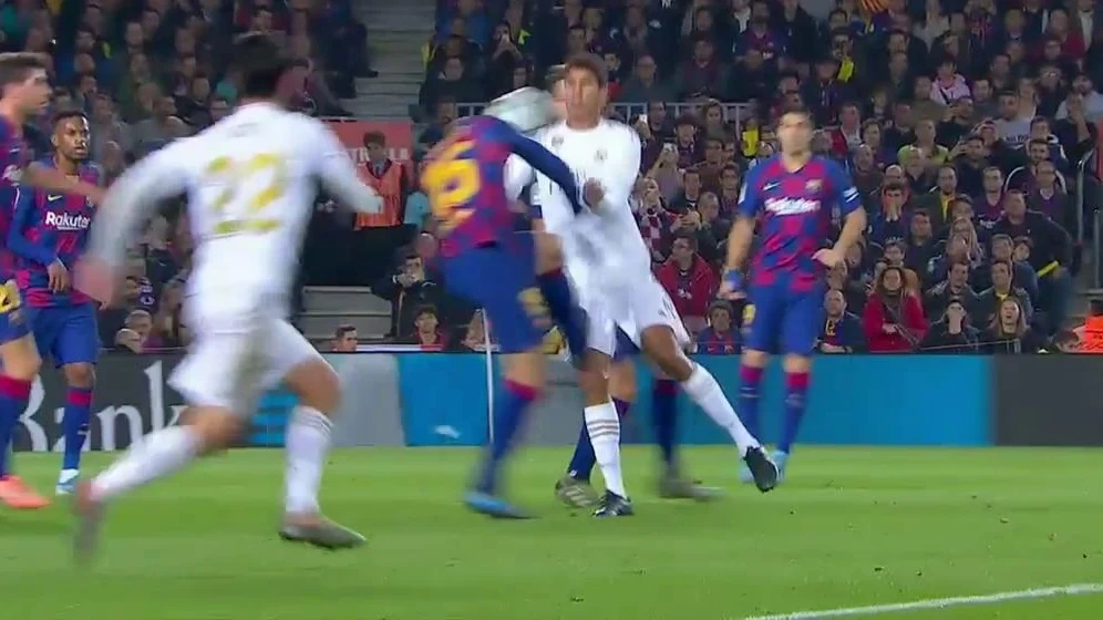 Posible penalti de Lenglet a Varane