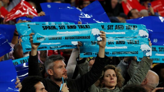 Pancartas desplegadas en el mosaico inicial antes del Clásico