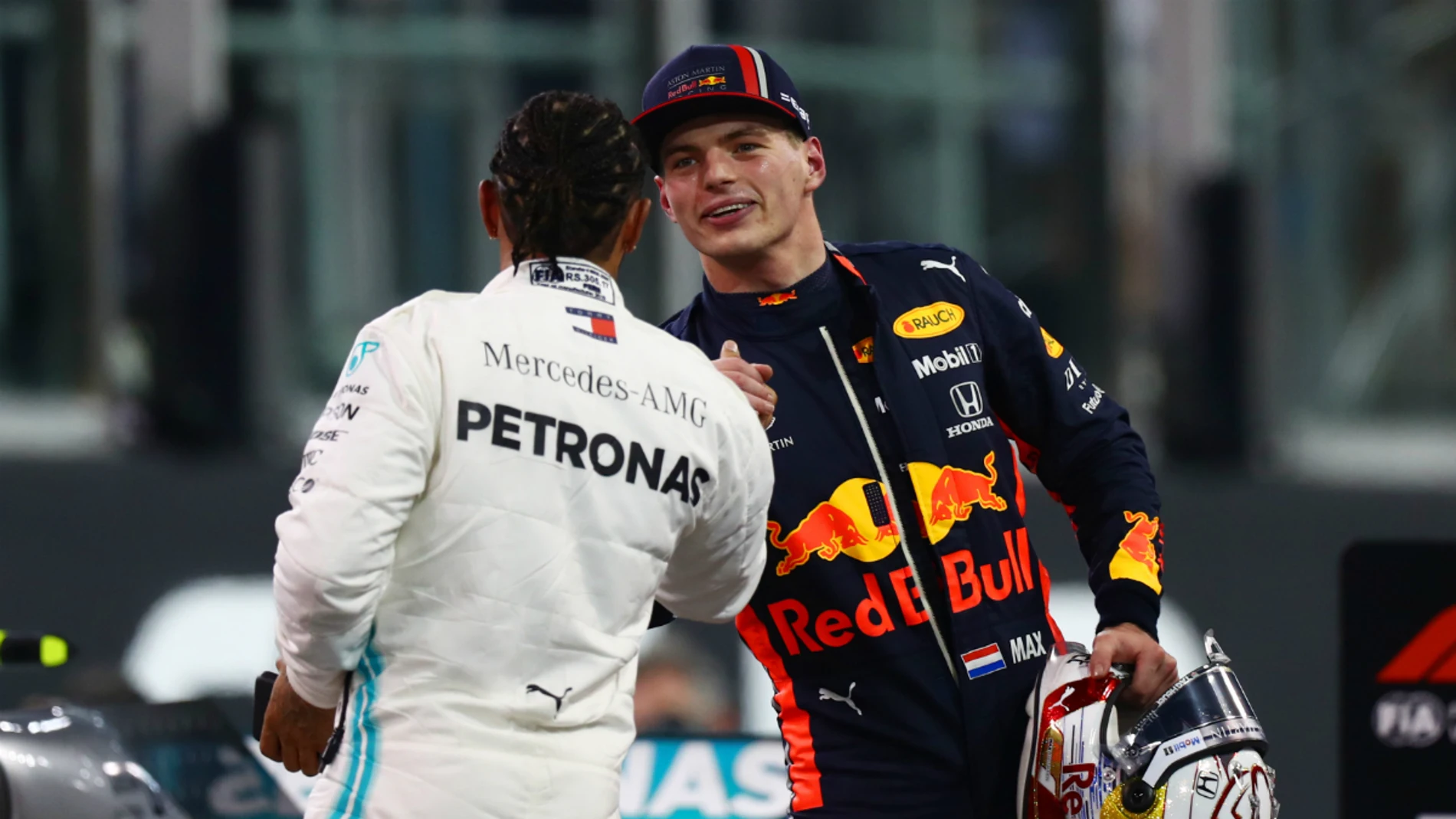 Max Verstappen saluda a Lewis Hamilton