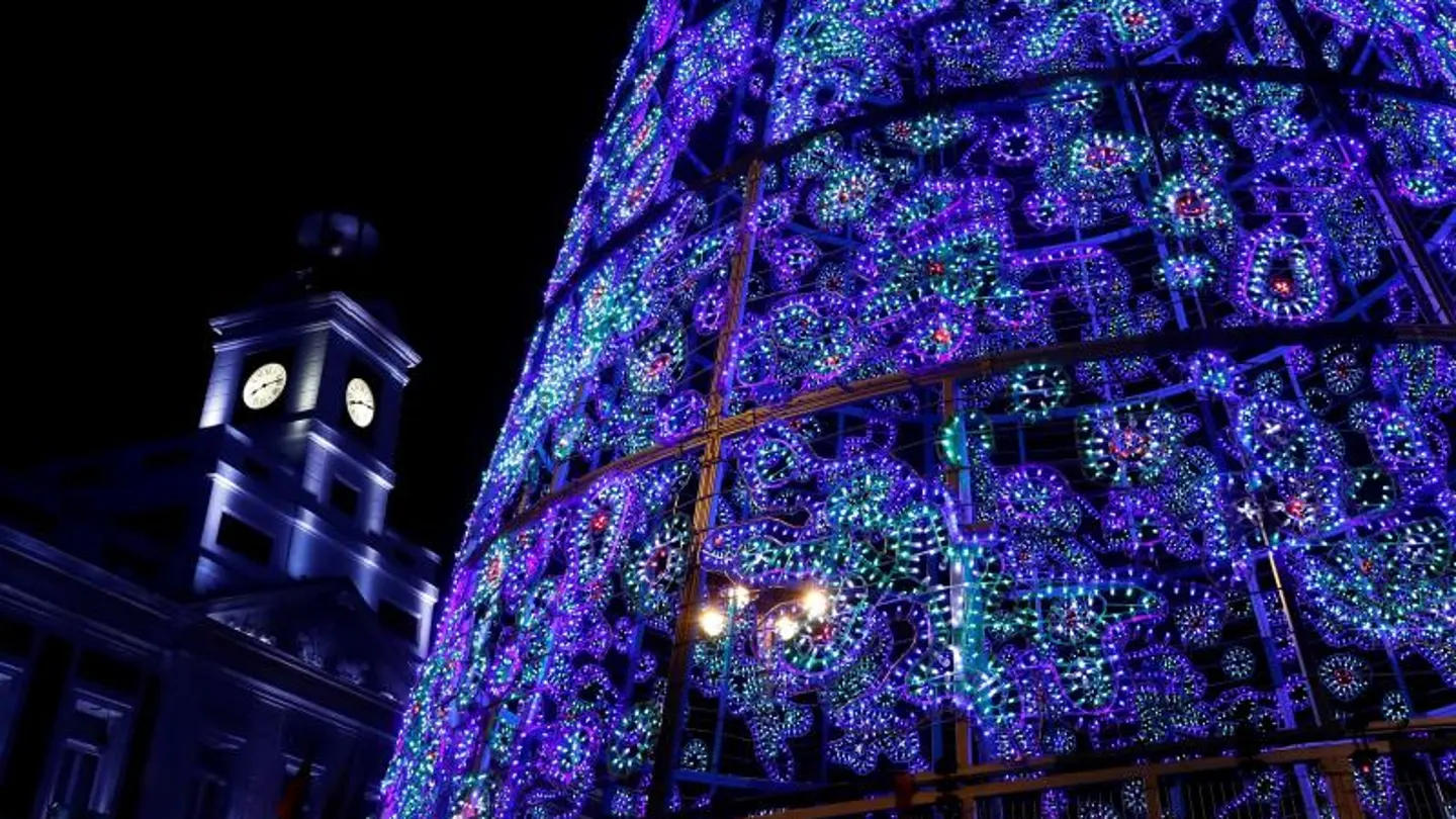 Vista del árbol de Navidad de la Puerta del Sol de Madrid Vista del árbol de Navidad de la Puerta del Sol de Madrid