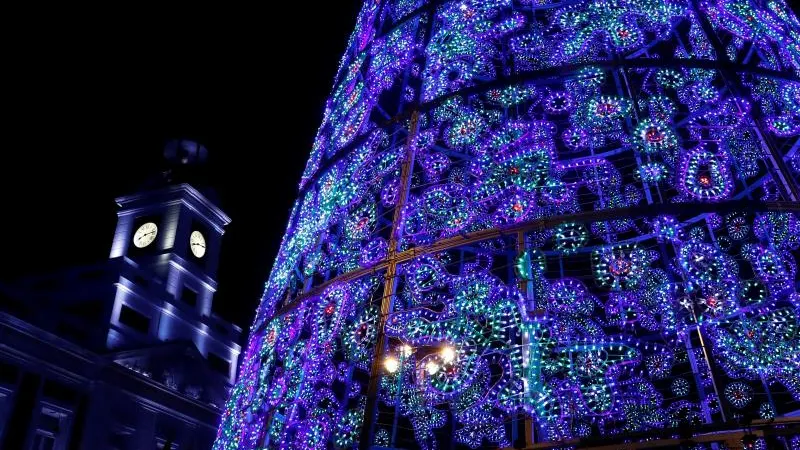 Vista del árbol de Navidad de la Puerta del Sol de Madrid