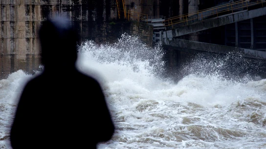 Un hombre observa la fuerza del Miño a su paso por el embalse de Velle Un hombre observa la fuerza del Miño a su paso por el embalse de Velle