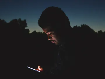 Un móvil emitiendo luz azul Un móvil emitiendo luz azul