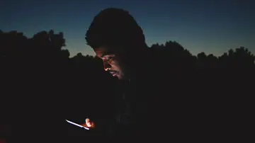 Un móvil emitiendo luz azul Un móvil emitiendo luz azul