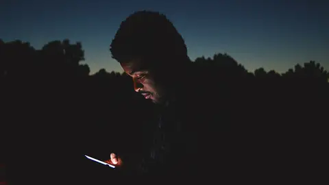 Un móvil emitiendo luz azul Un móvil emitiendo luz azul