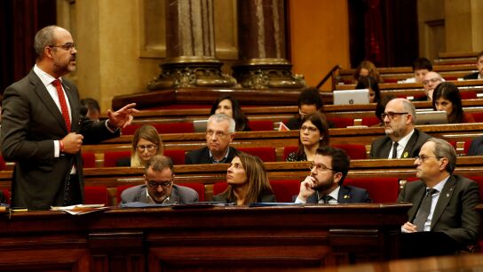 El conseller de Interior, Miquel Buch, responde a una pregunta en la sesi&oacute;n de control del Parlament
