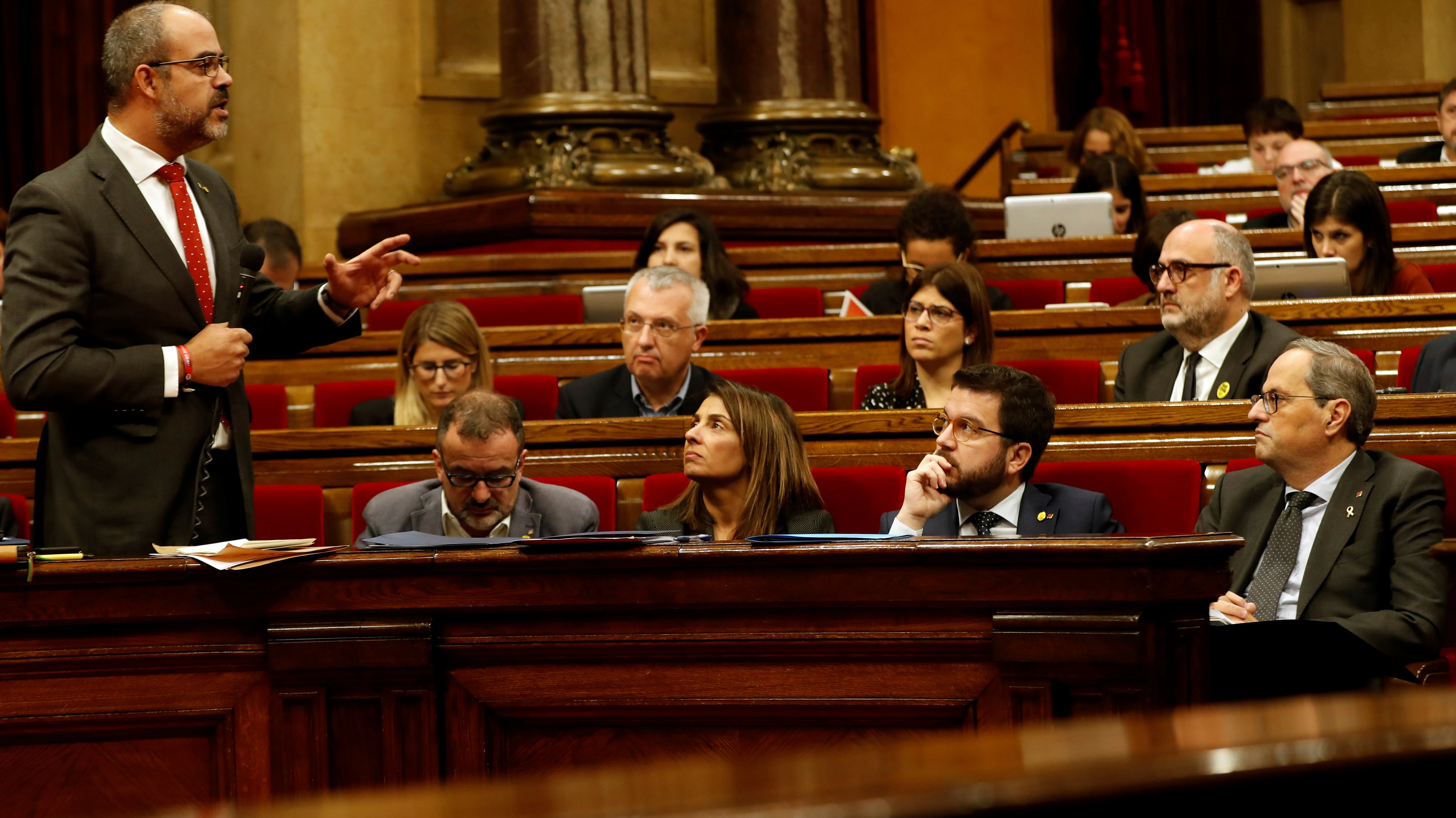 El conseller de Interior, Miquel Buch, responde a una pregunta en la sesión de control del Parlament