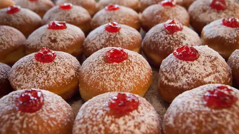 Sufganiyot, berlinas fritas y rellenas de mermelada Sufganiyot, berlinas fritas y rellenas de mermelada