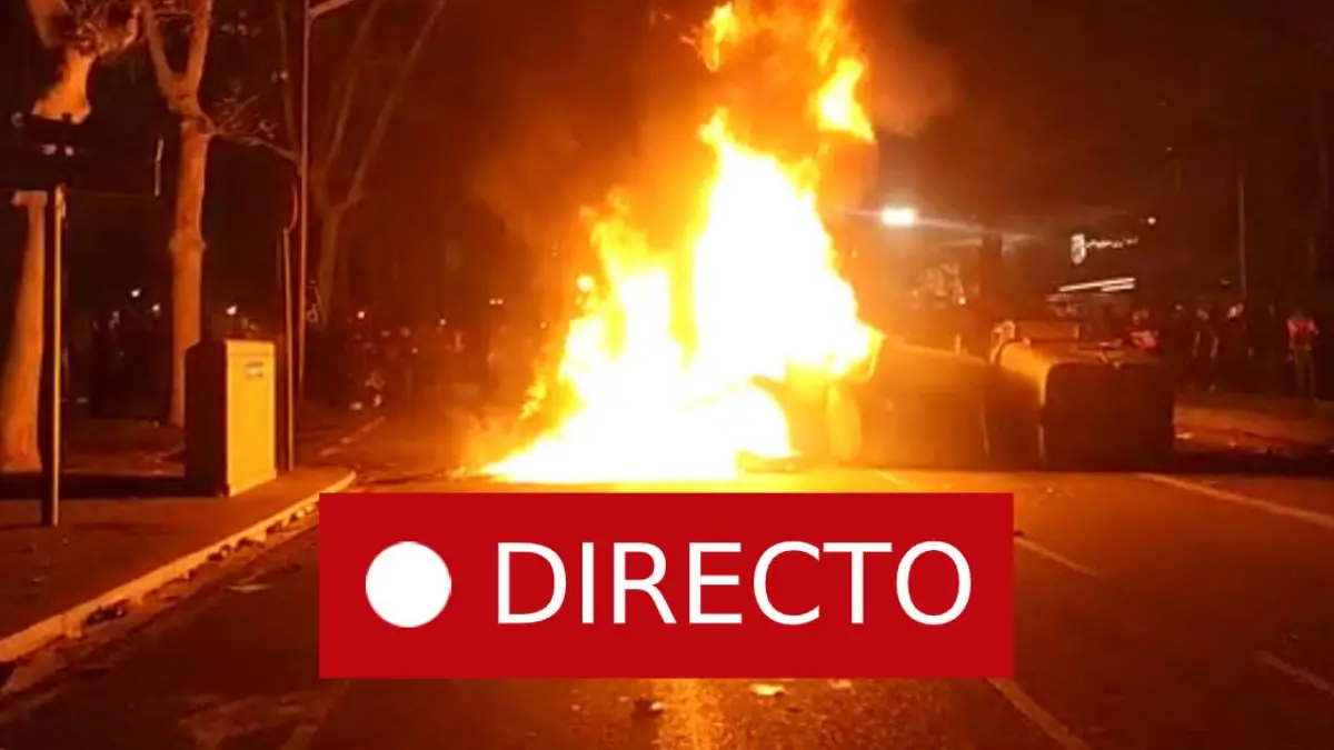 Barcelona - Real Madrid | Incidentes: La policía carga contra los manifestantes fuera del Camp Nou tras el partido de fútbol, en directo