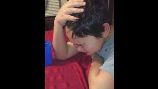 La emotiva reacci&oacute;n de un ni&ntilde;o al tomar su &uacute;ltima pastilla.
