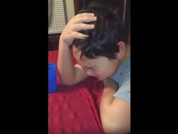 La emotiva reacción de un niño al tomar su última pastilla. La emotiva reacción de un niño al tomar su última pastilla.