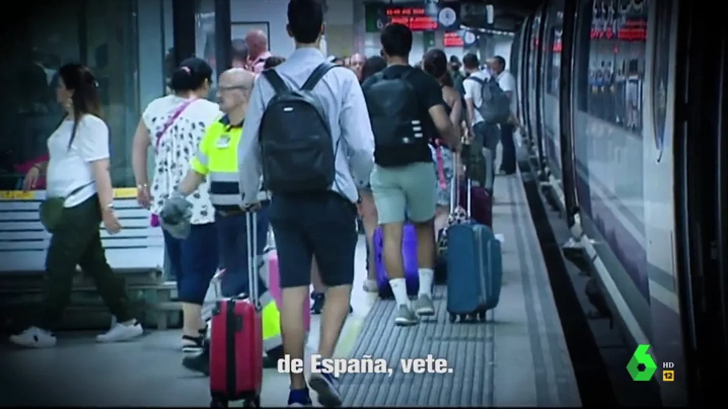 El 'anuncio' navideño que anima a los jóvenes a dejar el nido: "Sin curro ni vivienda, lo mejor es emigrar" El 'anuncio' navideño que anima a los jóvenes a dejar el nido: "Sin curro ni vivienda, lo mejor es emigrar"