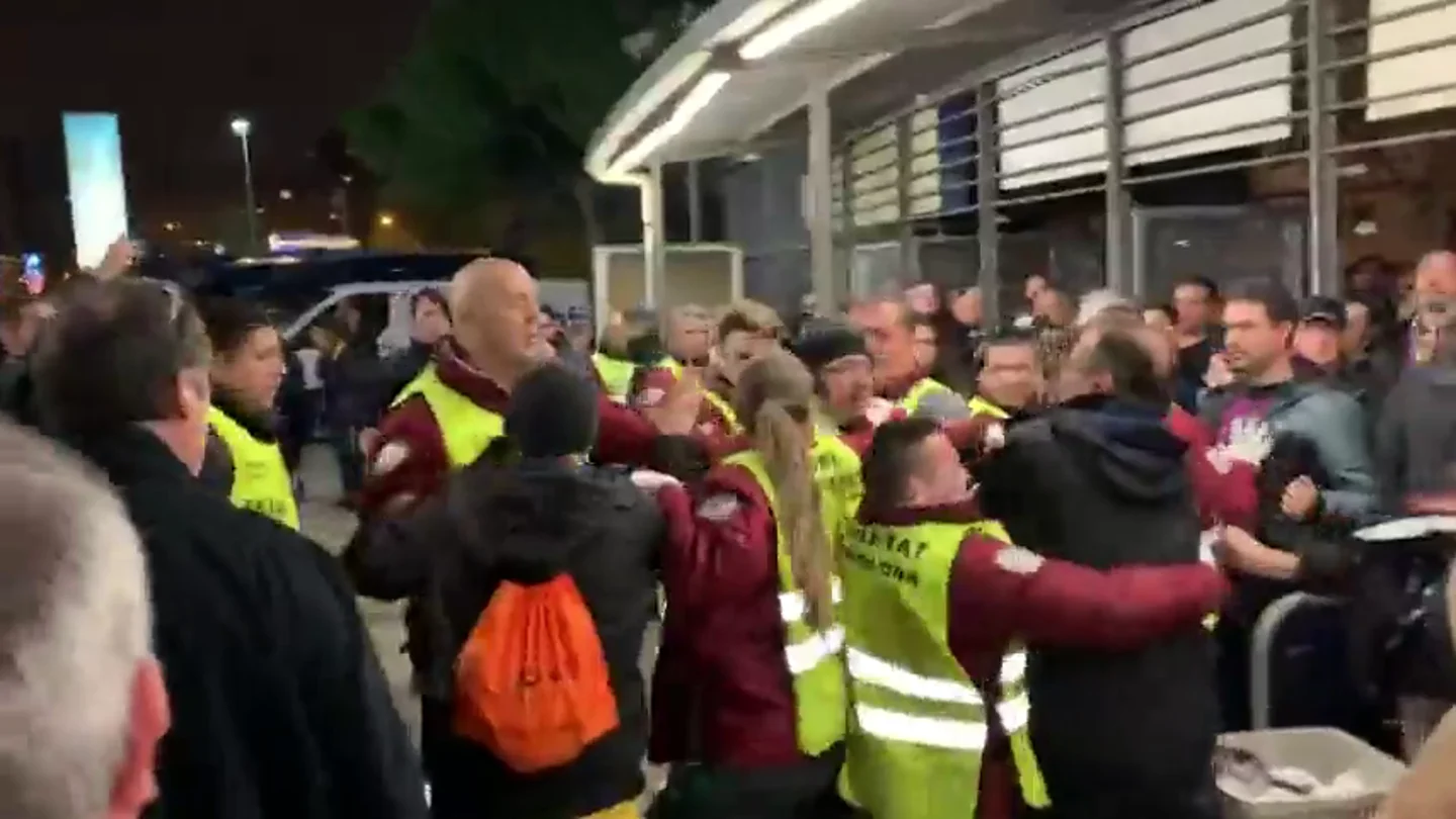Altercado en uno de los accesos al Camp Nou al impedir a un aficionado entrar con la careta de Messi Altercado en uno de los accesos al Camp Nou al impedir a un aficionado entrar con la careta de Messi