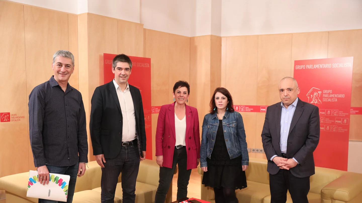 Los equipos negociadores de PSOE y EH Bildu se reúnen en la ronda de contactos de cara a la investidura de Pedro Sánchez Los equipos negociadores de PSOE y EH Bildu se reúnen en la ronda de contactos de cara a la investidura de Pedro Sánchez