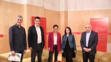 Los equipos negociadores de PSOE y EH Bildu se reúnen en la ronda de contactos de cara a la investidura de Pedro Sánchez