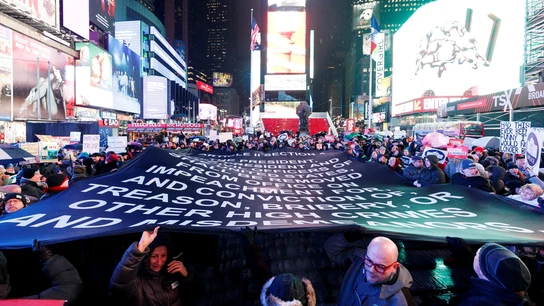 Miles de personas piden el impeachment de Trump en Times Square Miles de personas piden el impeachment de Trump en Times Square