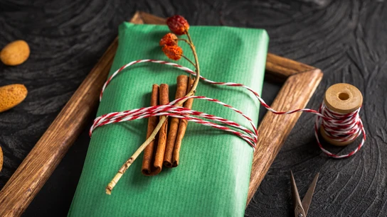 El papel de regalo, siempre al contenedor azul; los lazos o cuerdas no El papel de regalo, siempre al contenedor azul; los lazos o cuerdas no
