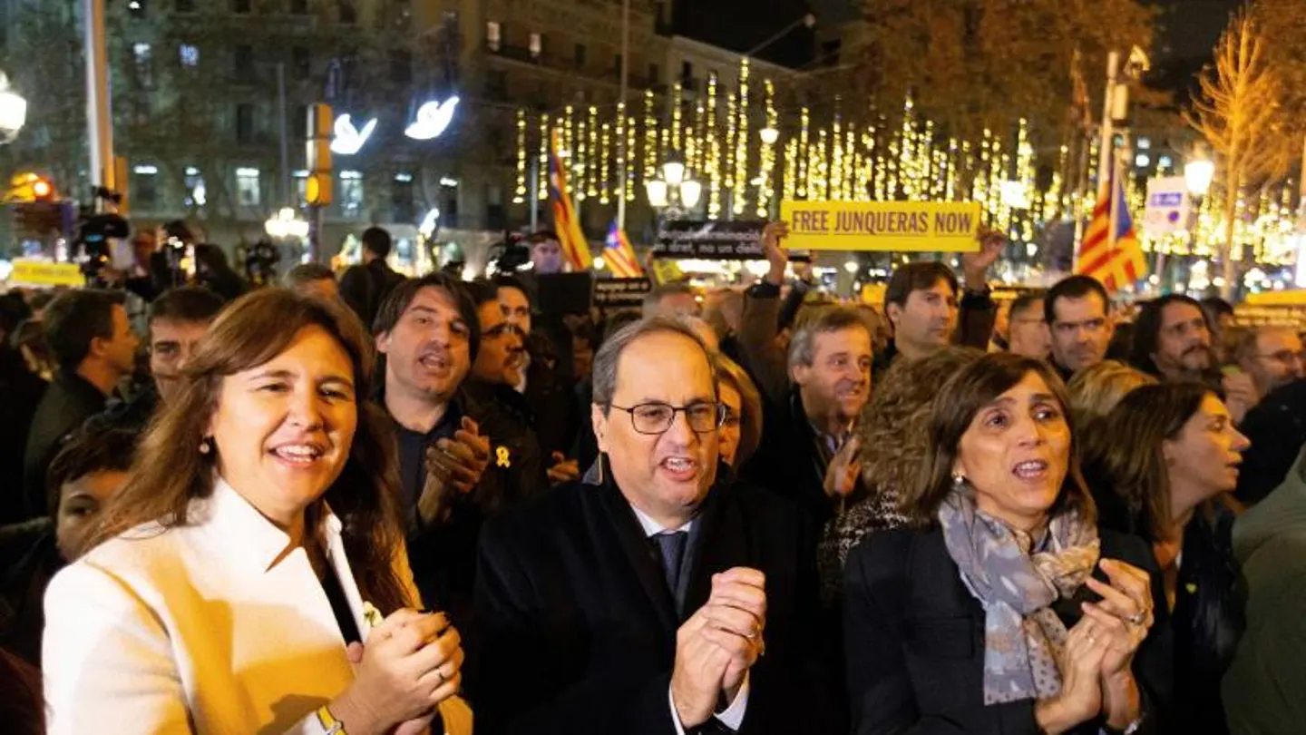 El independentismo se concentra ante la delegación de la UE tras las sentencias El independentismo se concentra ante la delegación de la UE tras las sentencias