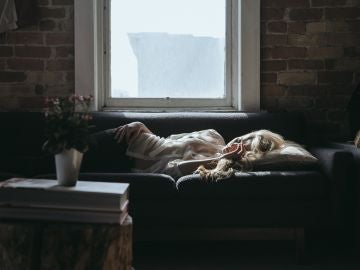 Mujer durmiendo la siesta en el sofá
