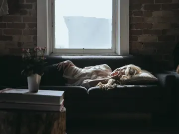 Mujer durmiendo la siesta en el sofá Mujer durmiendo la siesta en el sofá