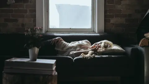 Mujer durmiendo la siesta en el sofá Mujer durmiendo la siesta en el sofá