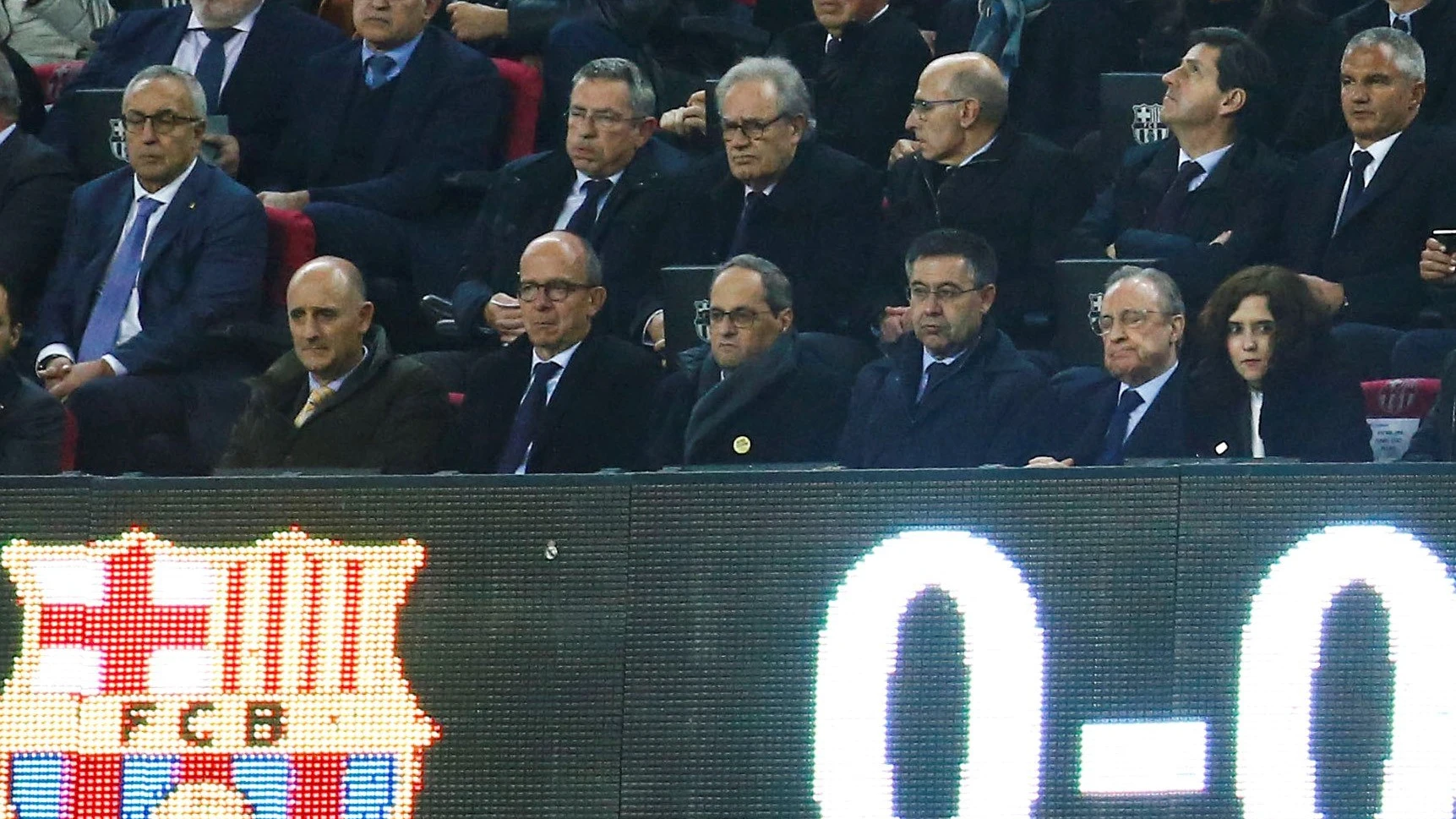 Quim Torra, Josep María Bartomeu y Florentino Pérez en el palco durante el Clásico