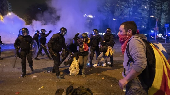 Momentos de tensión entre Mossos y manifestantes radicales durante el Clásico Momentos de tensión entre Mossos y manifestantes radicales durante el Clásico