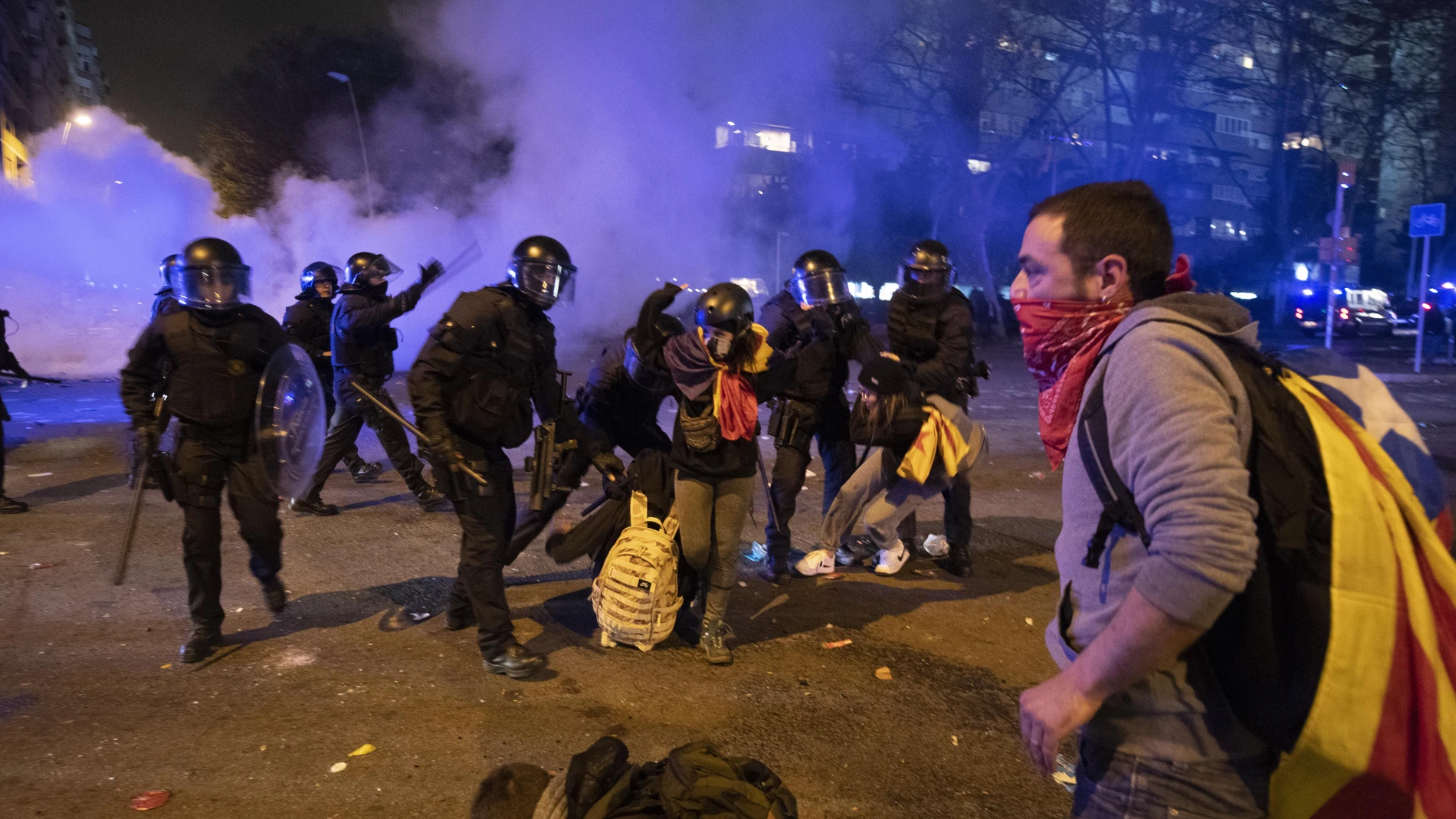 Momentos de tensión entre Mossos y manifestantes radicales durante el Clásico
