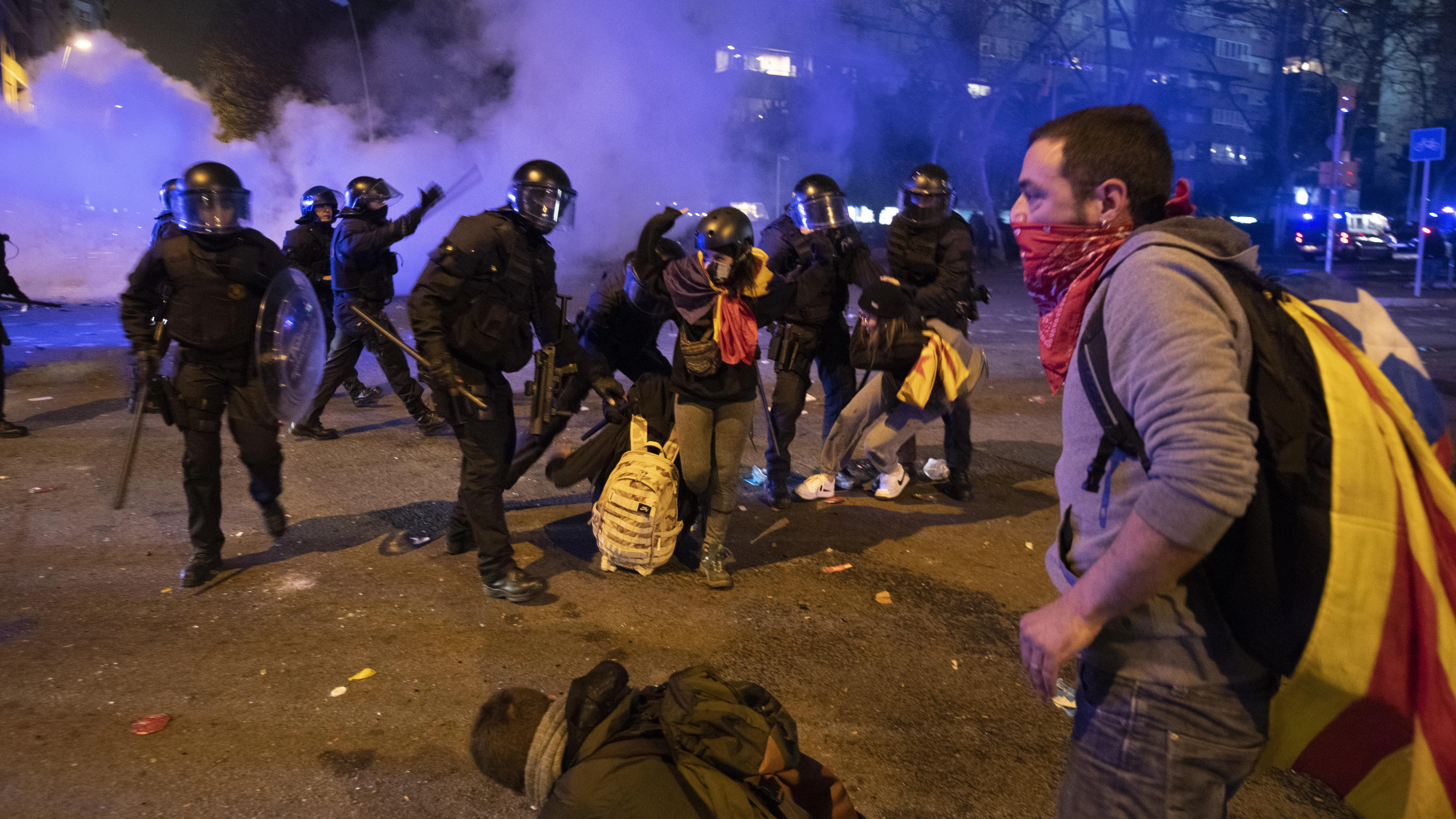 Momentos de tensión entre Mossos y manifestantes radicales durante el Clásico