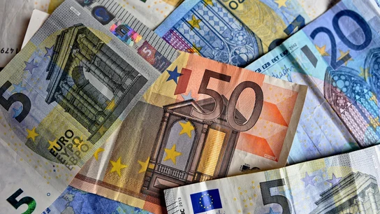 Imagen de archivo de billetes de euro. Imagen de archivo de billetes de euro.